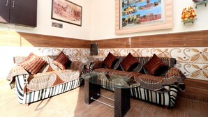 Lobby sitting area - OYO 22090 Hotel Mall Residency (Amritsar)