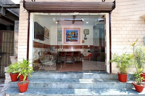 Lobby sitting area - OYO 22090 Hotel Mall Residency (Amritsar)