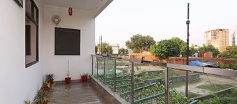 OYO 19535 Hotel Taj Niwas