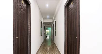 OYO 19535 Hotel Taj Niwas