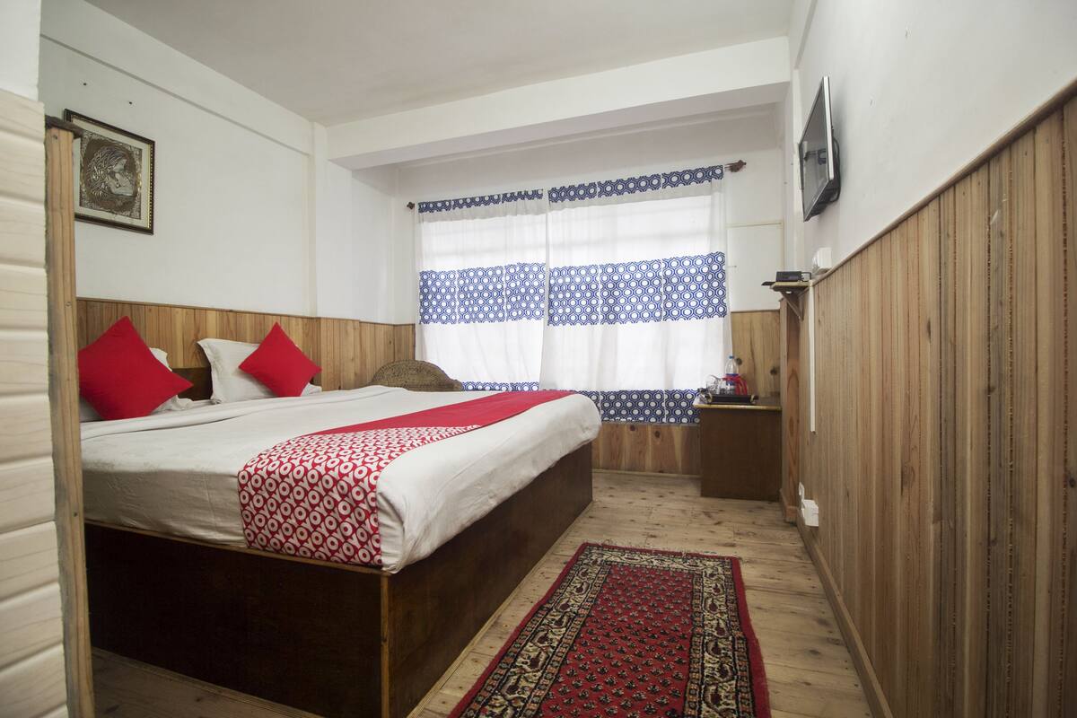 Standard Room | Desk
