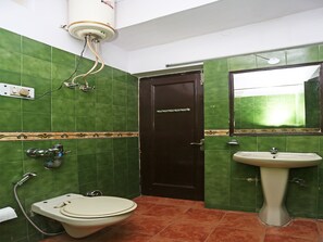 Standard Room | Bathroom | Free toiletries, towels