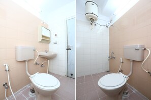 Habitación doble, 1 cama Queen size | Baño | Amenidades de baño gratuitas y toallas 