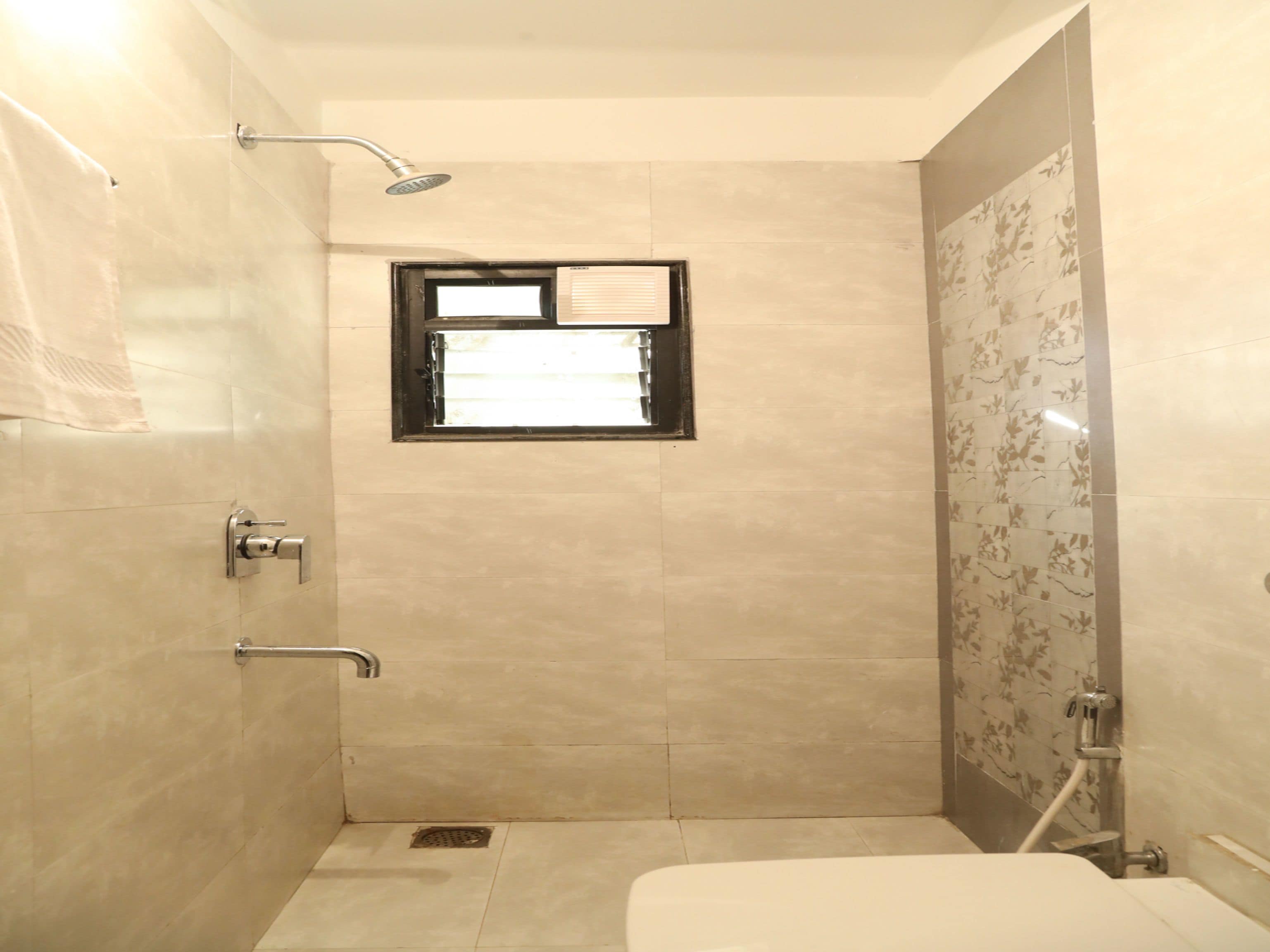 Double Room, 1 Queen Bed | Bathroom | Free toiletries, towels
