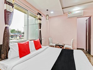 Phòng đôi hoặc 2 giường đơn Deluxe, 1 giường cỡ king | Truy cập Internet không dây miễn phí, bộ trải giường