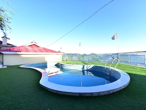 Hồ bơi ngoài trời