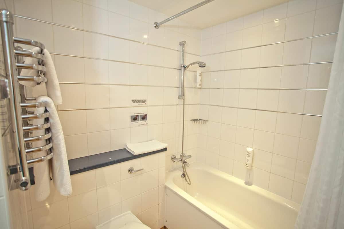 combined shower/bathtub, towels