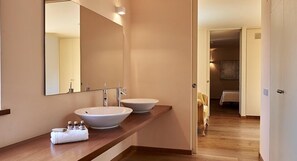 Suite (Tramuntana) | Baño | Amenidades de baño gratuitas, secadora de cabello, toallas
