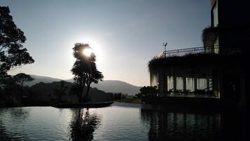 Piscina externa, funciona das 6h às 19h, espreguiçadeiras