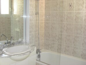 Artículos de higiene personal gratuitos, secador de pelo y toallas