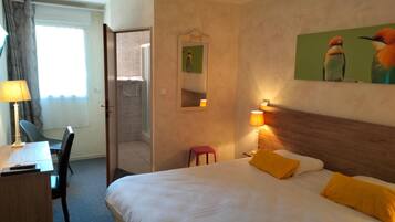 1 bedroom, individually decorated, individually furnished, desk