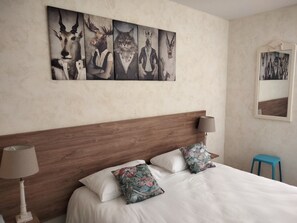 Tweepersoonskamer | Individueel gedecoreerd, individueel gemeubileerd, een bureau