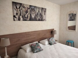 Double Room | Individually decorated, individually furnished, desk, blackout drapes