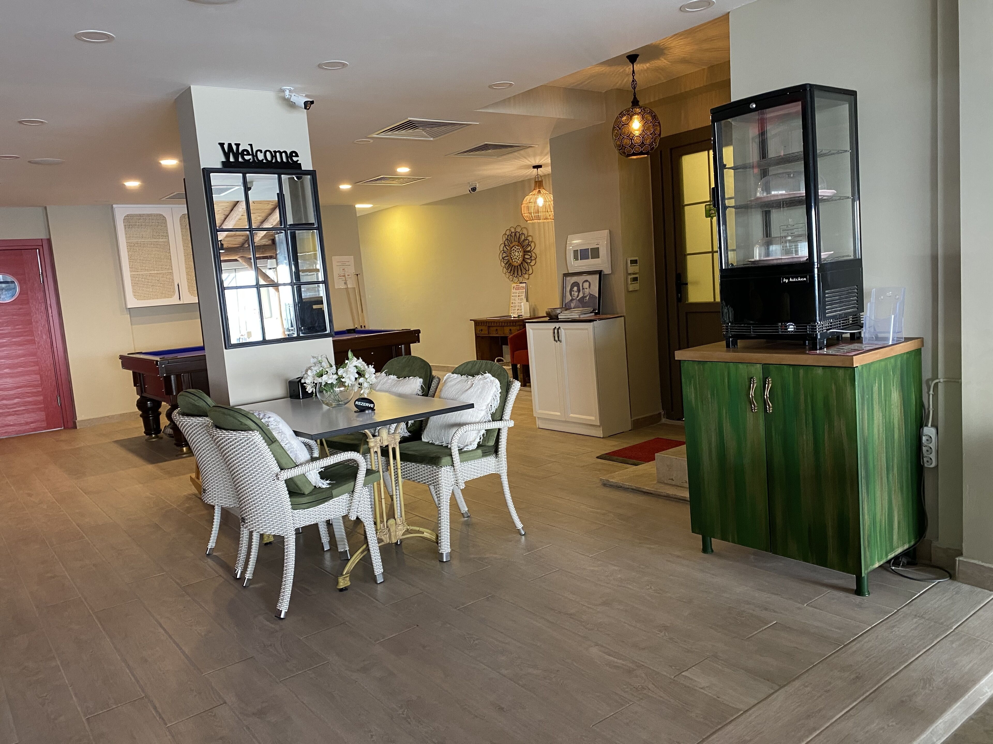 breakfast, lunch and dinner served