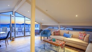 Penthouse, Sea View | Ruang tamu | TV LED 