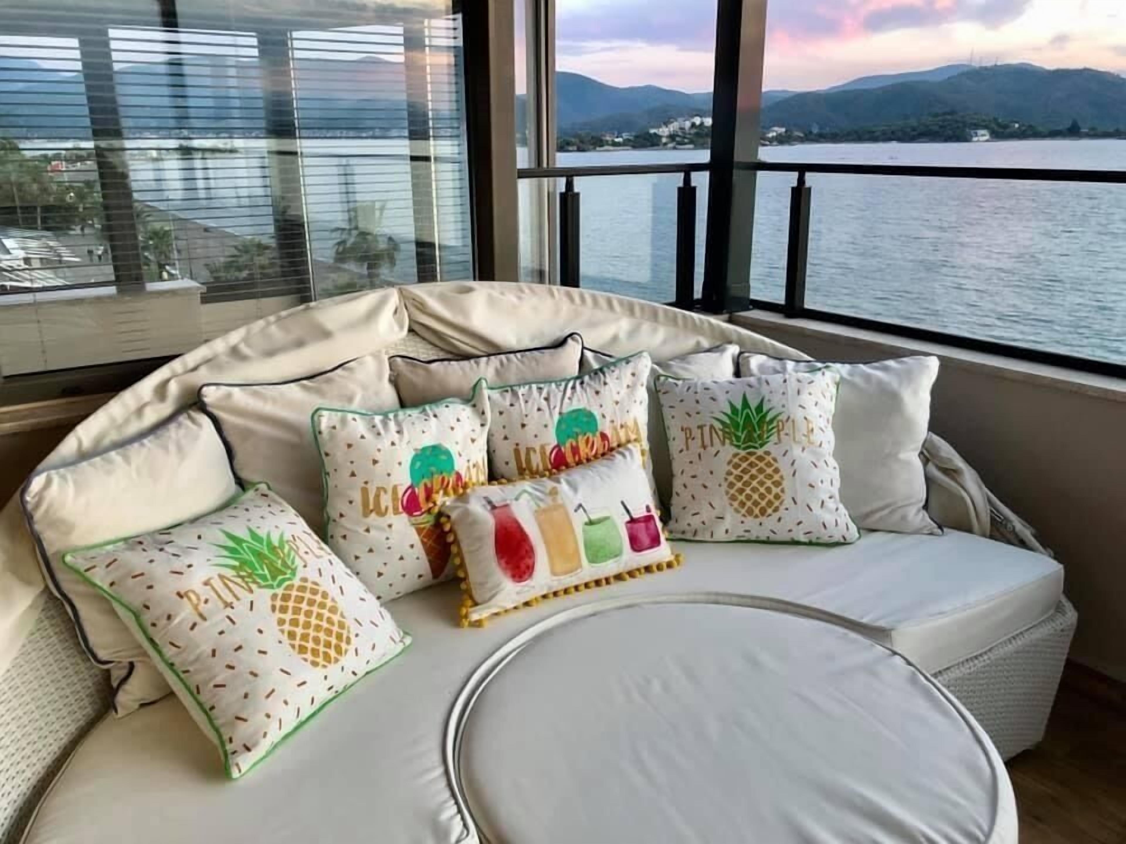 penthouse, sea view | living area | led tv