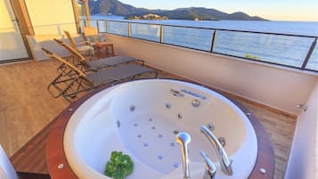 Penthouse, Sea View | Jetted tub