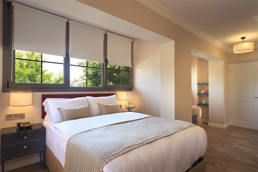 family room, partial sea view | 1 bedroom, in-room safe, desk, iron/ironing board