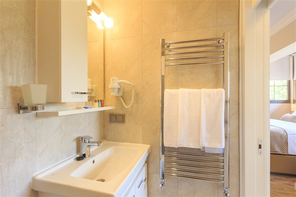 deluxe room, sea view | bathroom | designer toiletries, hair dryer, slippers, towels
