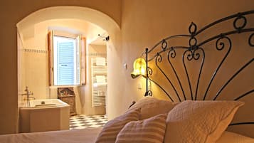 Suite (Simon Giovani) | Minibar, soundproofing, iron/ironing board, cribs (free)
