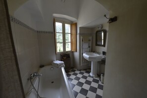 Suite (Simon Giovani) | Bathroom | Free toiletries, hair dryer, slippers, towels - Hotel Palazzu Pigna (Pigna)