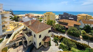 A coastal town with buildings, a beach, and a clear sky. - Apartment Praia Rocha Justar Cozy (Portimão)