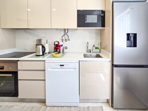 Kühlschrank, Mikrowelle, Ofen, Geschirrspüler