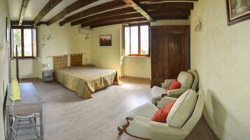 Tweepersoonskamer, 1 queensize bed | Een kluis op de kamer, een bureau, geluiddichte muren