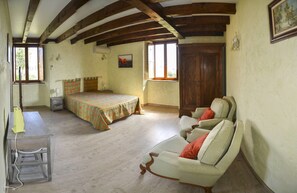 Habitación doble, 1 cama de matrimonio | Caja fuerte, escritorio, sistema de insonorización