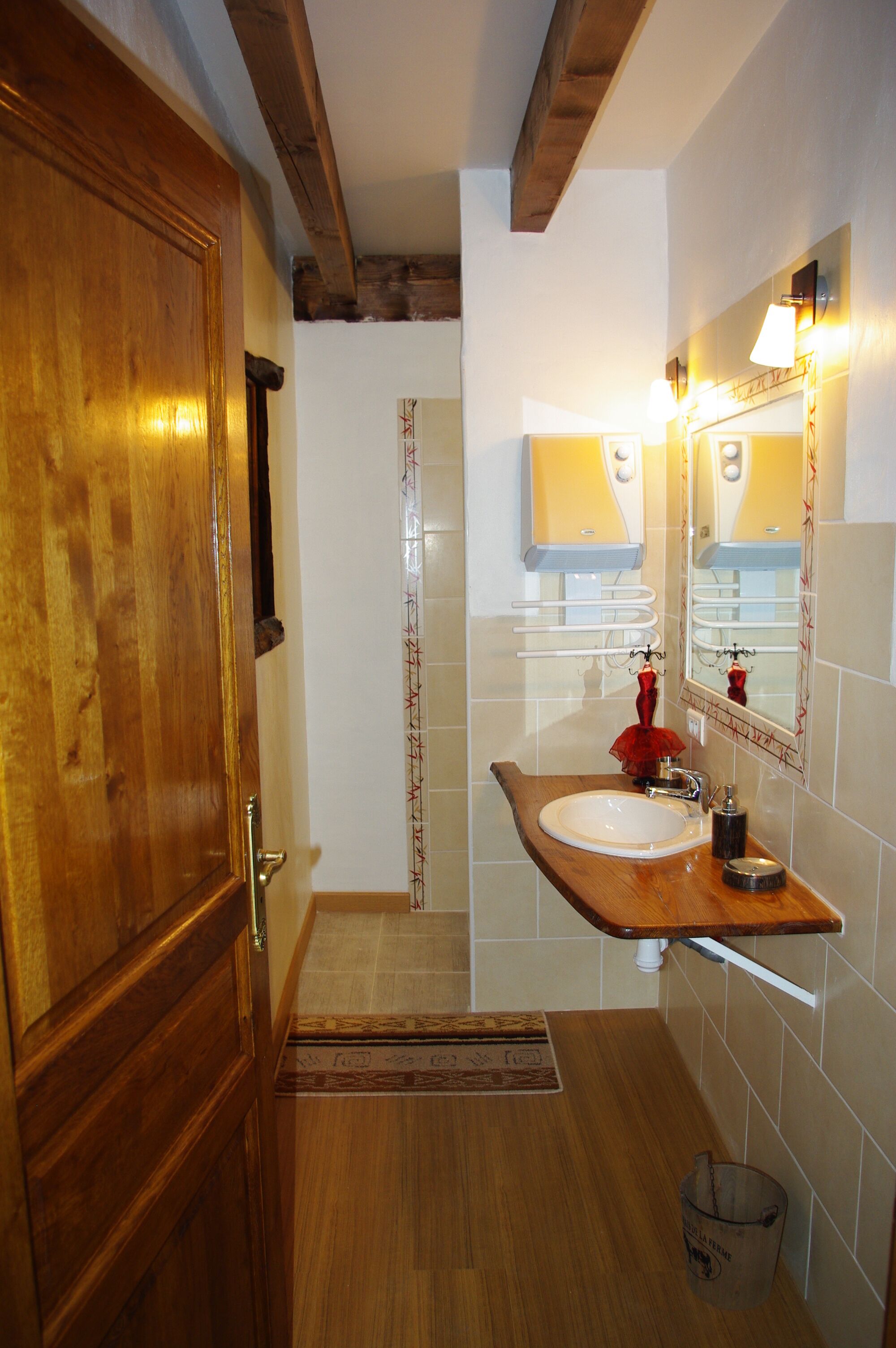 Chambre Double Confort, 1 grand lit | Salle de bain | Douche, sèche-cheveux, serviettes fournies