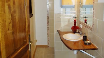 Chambre Double Confort, 1 grand lit | Salle de bain | Douche, sèche-cheveux, serviettes fournies