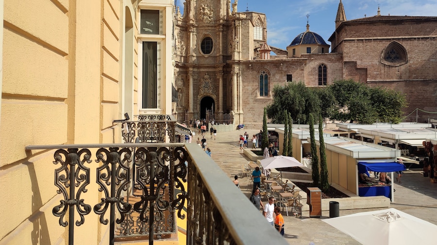 Flats Friends Plaza de la Reina