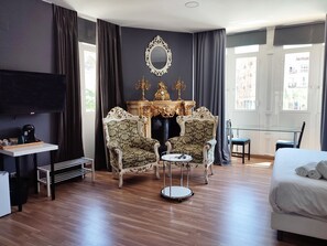 Superior Double Room, 1 King Bed, City View | In-room safe, free WiFi, bed sheets - Flats Friends Plaza de la Reina (Valencia)