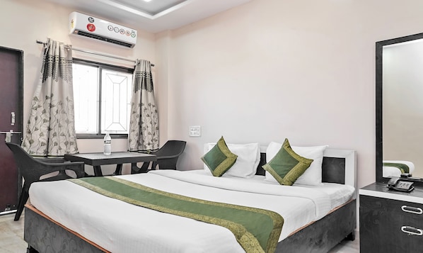 Habitación estándar, 1 cama Queen size | Tabla de planchar con plancha, camas extra, wifi gratis y ropa de cama
