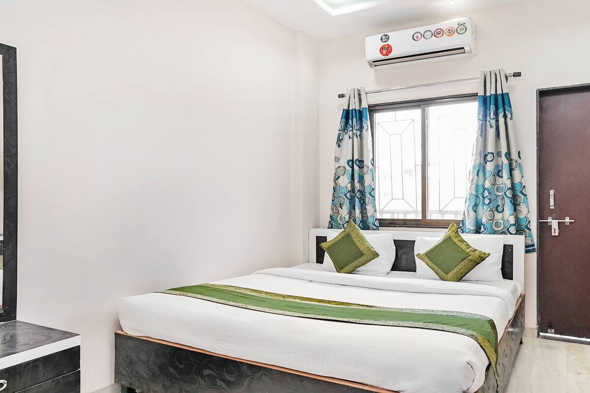 Habitación básica, 1 cama Queen size | Tabla de planchar con plancha, camas extra, wifi gratis y ropa de cama