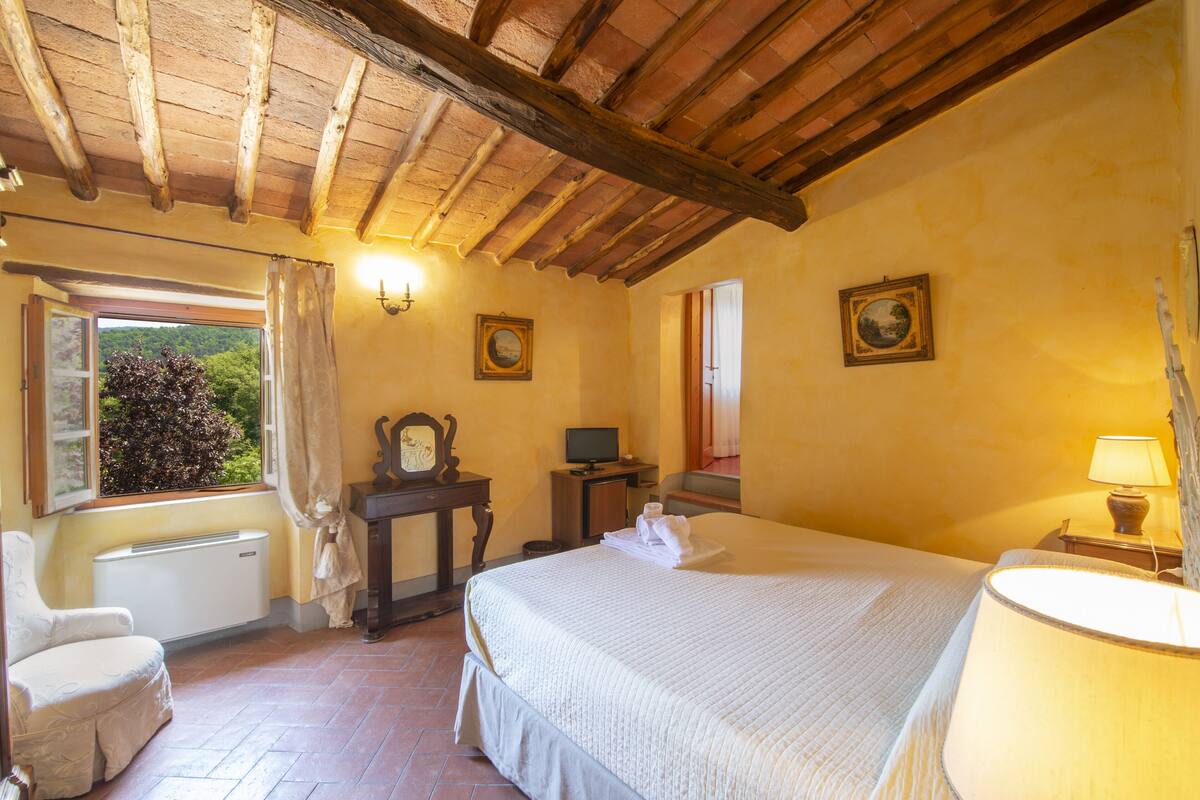 Deluxe Triple Room | 1 bedroom, in-room safe, desk, blackout curtains