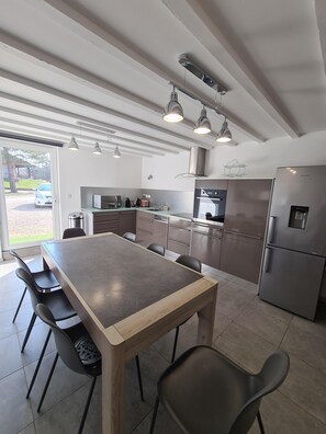 Exclusive Apartment, Ensuite | Private kitchen