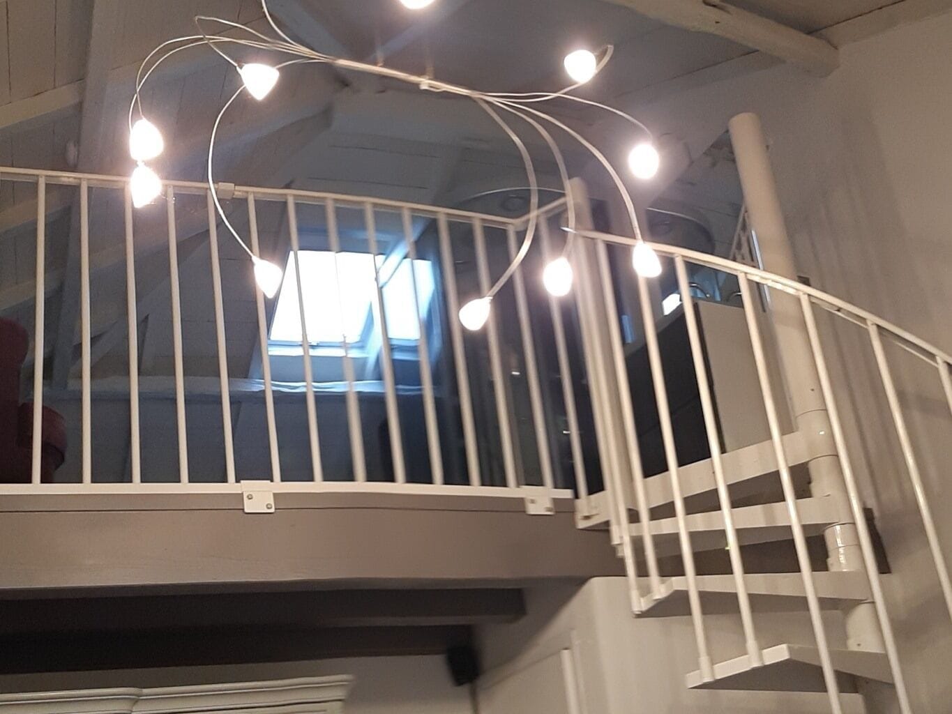Ringhiera in metallo bianco con una serie di luci.