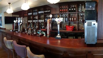 2 bars/lounges
