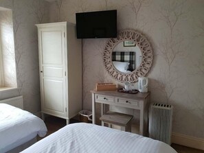 Desk, iron/ironing board, free WiFi, bed sheets - Queen Catherine Hotel (Northallerton)