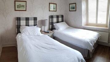 Meja kerja, setrika/meja setrika, Wi-Fi gratis, dan seprai linen