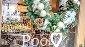 A storefront with a Christmas wreath and the sign "FOOT BRIDGE INN". - Pooley Bridge Inn (Penrith)