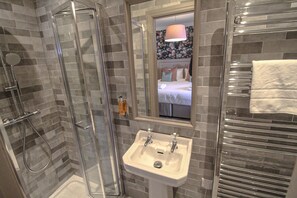 Chambre supérieure double, salle de bain attenante | Salle de bain