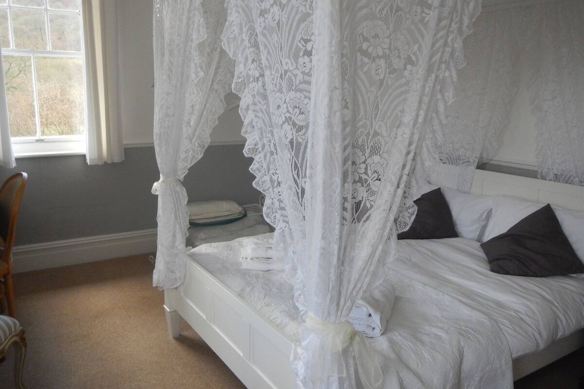 Family Room | Individually decorated, individually furnished, desk, blackout drapes