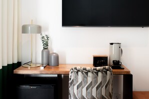 Minibar, caja de seguridad en la habitación y escritorio 