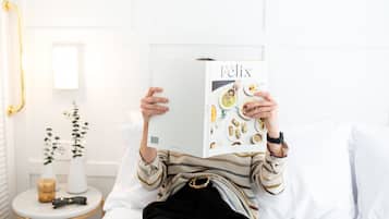 Minibar, caja de seguridad en la habitación y escritorio