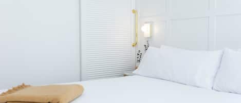 Minibar, safe på rommet, skrivebord og lydisolert