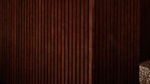 Una recepción con mostrador de madera, un monitor negro y tres lámparas colgantes.