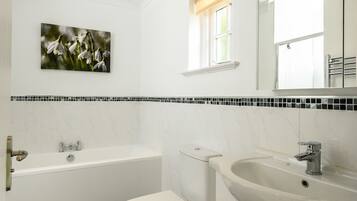 Apartment, 2 Double Beds (Skyhill) | Bathroom | Separate tub and shower, deep soaking tub, free toiletries, hair dryer