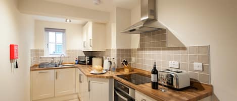 Appartement, 2 lits doubles (Altadale) | Cuisine privée | Grand réfrigérateur, micro-ondes, plaque de cuisson, lave-vaisselle